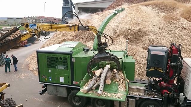 PTH 1200/820 M Pezzolato drum wood chipper,Volvo PENTA 700 Hp engine, during testing before deliver смотреть онлайн