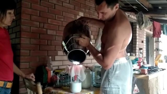 Обзор хозяйства. Дойка коз доильным аппаратом Меласти (Melasty). Сколько молока дают наши козы. смотреть онлайн