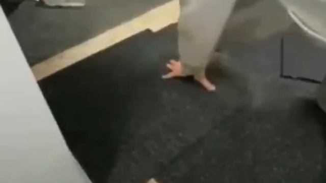 Как ровно подогнать напольное покрытие. смотреть онлайн