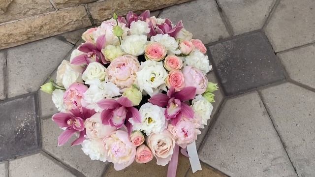 Нежный микс цветов в стильной коробке с доставкой по Пятигорску и КМВ смотреть онлайн