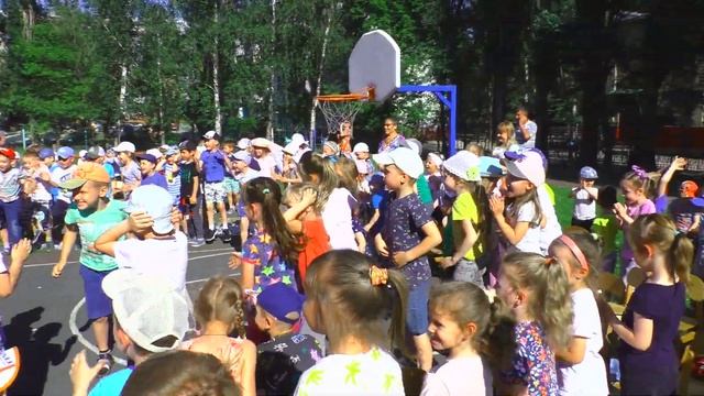 Танцуем как сосиски с веселым КЛОУНОМ на празднике в детском саду смотреть онлайн