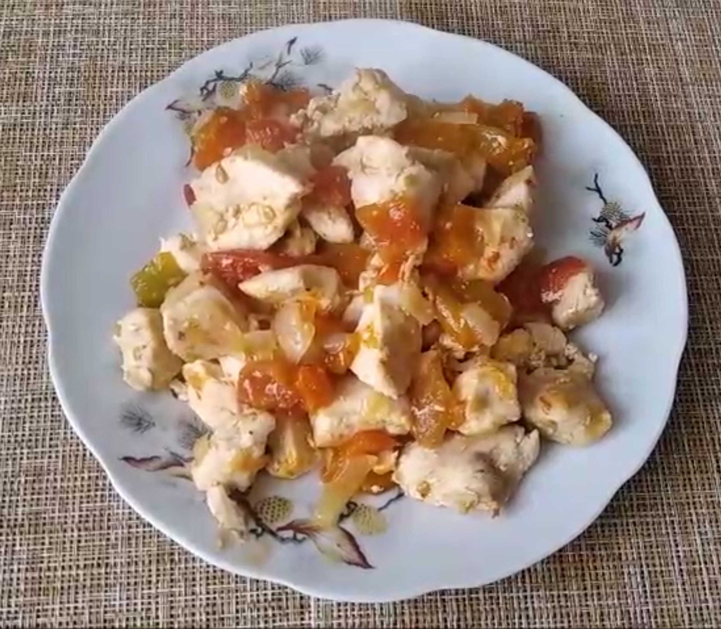 Куриное филе с перцем и консервированными помидорами.mp4 смотреть онлайн