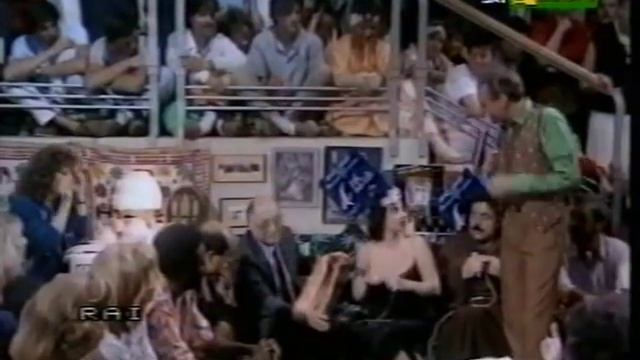Renzo Arbore consola Maurizio Ferrini смотреть онлайн