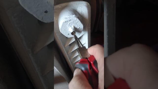 Як стравити повітря з чавунної батареї через старий кран Маєвського смотреть онлайн