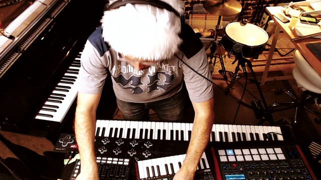 LIVE PERFORMANCE - 'Fat Freddy's Drop' Cover смотреть онлайн