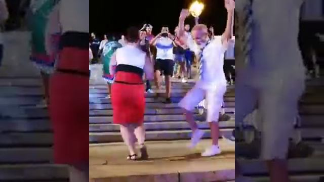 Танцующий дед в Волгограде смотреть онлайн