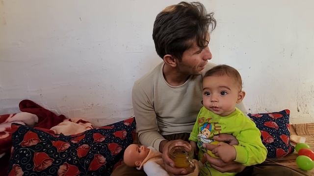 Documentary about the life of a nomadic father and his baby/meeting the older brother смотреть онлайн