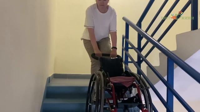 Несовершенный огстеогенез. Спуск с лестницы и подъем на инвалидном кресле. смотреть онлайн