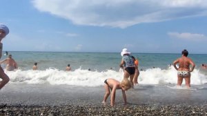 Дети на море. Волна чуть не унесла малыша.