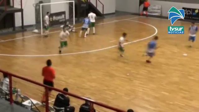 Carlos Arias superó una lesión para regresar al futbol sala, ahora es el portero de Barrio Peralta смотреть онлайн