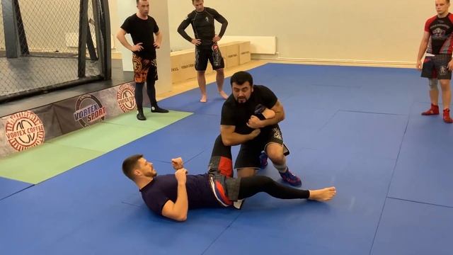 Секреты чемпиона. Блокируем удар ногой и сбиваем противника с ног смотреть онлайн