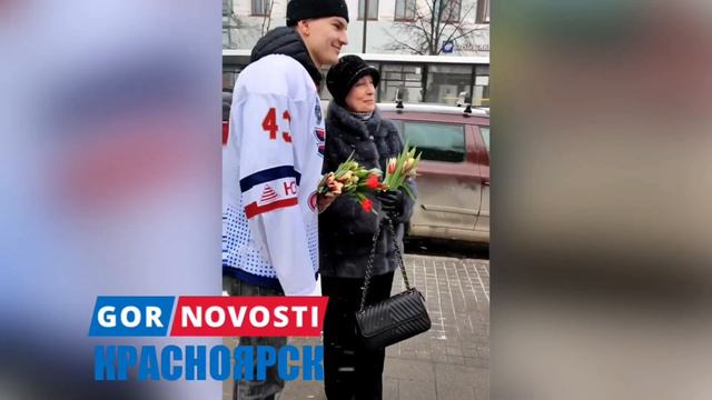 Хоккеисты «Cокола» и журналисты Gornovosti раздали тюльпаны девушкам и женщинам в честь 8 Марта смотреть онлайн