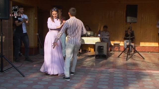 Парень научился танцевать прямо на свадьбе))))))) смотреть онлайн