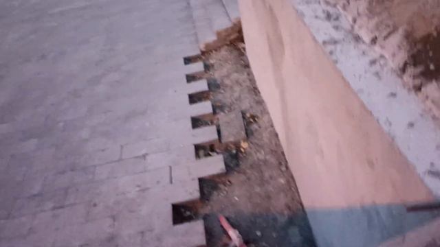 Кто не знает здесь дороги, просто упадет с двухметровой высоты и свернет шею. Ужастик в Дмитрове смотреть онлайн