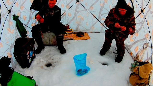 Мартовский окунь!!! р. Ангара, рыбалка со льда! Блесна ,мормышка! смотреть онлайн