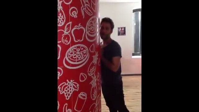 SEÇKİN ÖZDEMİR DAMLA SÖNMEZ KAMERA ARKASI (FOX TANITIM) смотреть онлайн