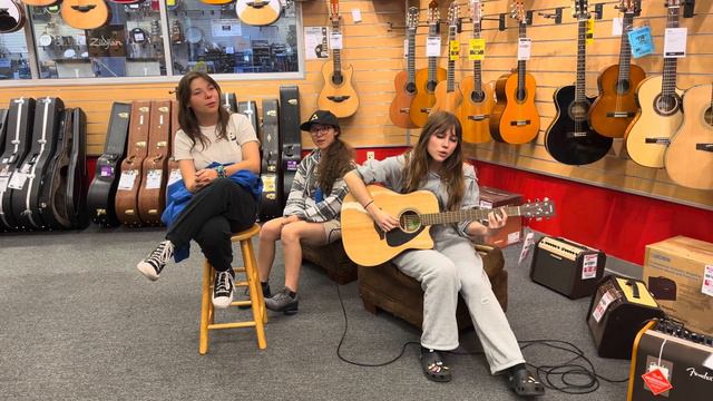 Discovering the Yamaha FGX800C Sound with Miranda and her sisters at Sam Ash смотреть онлайн