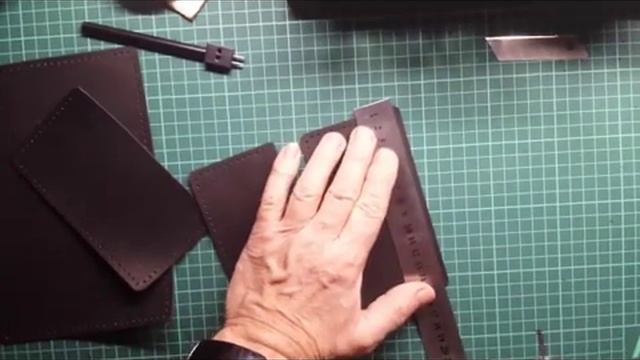 Работа с кожей. Шьём обложку для паспорта из кожи. Видеоурок. Часть1. смотреть онлайн
