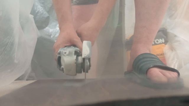 Керамогранит Пилим Болгаркой, Как Отрезать Керамогранит и Не Задохнуться от Пыли смотреть онлайн