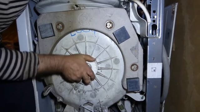 Замена правого суппорта на стиральной машинке. смотреть онлайн
