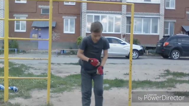 Делаю трюки на турнике, научился делать стульчик смотреть онлайн