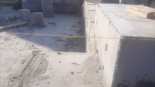 Натягиваем 2 верёвки чтоб ровно по ней делать кладку из блоков смотреть онлайн
