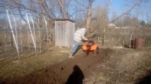 Купили мотоблок Патриот Урал. Пробуем пахать плугом.