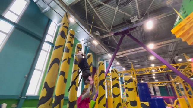 Почему девочки смелее пацанов?Богдан и София проходили испытания в детском центре.#дети смотреть онлайн