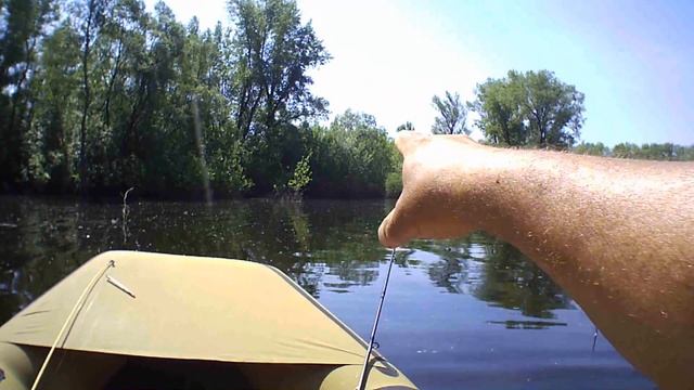 ЩУКА ЛЕЗЕТ САМА В ЛОДКУ!!! смотреть онлайн