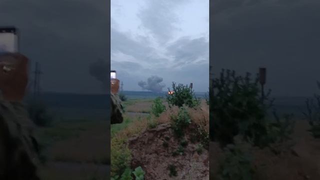 1Кадры детонации склада боеприпасов националистов ВСУ после артиллерийского удара ЮВО ВС России на 1 смотреть онлайн