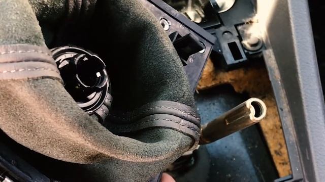 How to: Change Gear Knob AUDI A4 B6 смотреть онлайн