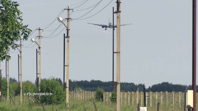 Бедолага Ил-96, Ту-160 без посадки и Боинг 777 на фоне полувековых столбов. Аэродром Жуковский смотреть онлайн