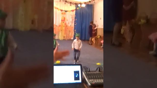 Мой брат танцует в децком саду танец лягушат смотреть онлайн