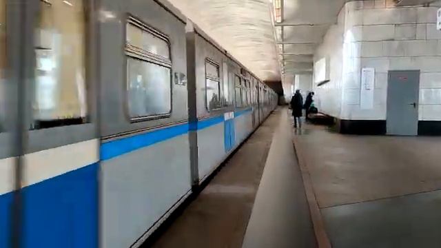 Метропоезд 81-741.1"Русич"прибывает на станцию Воробьёвы горы смотреть онлайн