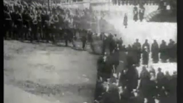 Страх смотрит в спину нам смотреть онлайн