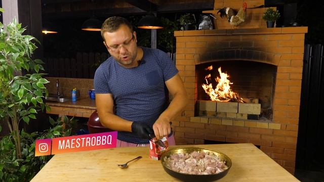 Шашлык из свинины. Свиная шея маринованная в хлебе. Мясо на огне. Шашлык на мангале смотреть онлайн