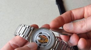 Поменять батарейку в часах или как быстро оживить кварцевые часы