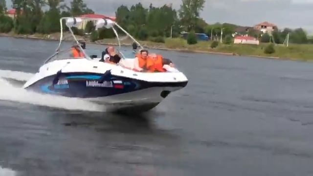 катер BRP Challenger 230