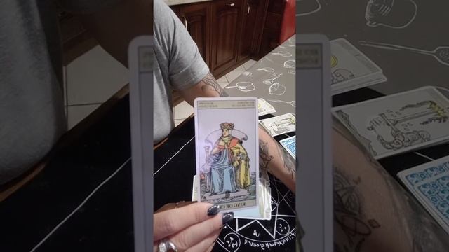король кубков , подробное описание карт таро райдара уейта младших арканов. смотреть онлайн
