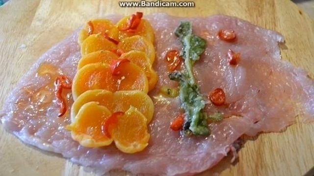 Колбаски-рулетики с курицей и курагой. Рецепт. смотреть онлайн