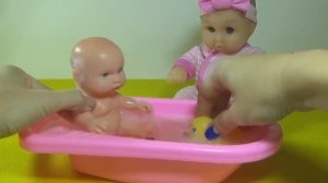 Куклы Пупсики купаются ,обкакался в ванной.Игрушки для девочек.