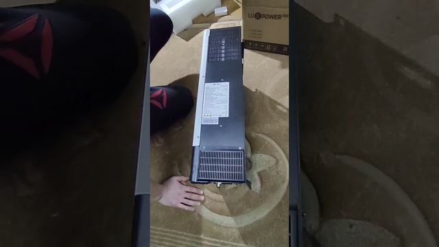 Гібридний інвертор LuxPower SNA5000. Розпаковка.