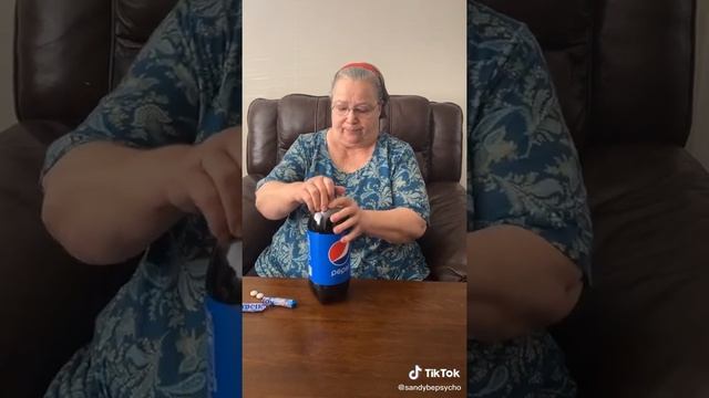 Бабушка не знала что будет если смешать ментос с колой смотреть онлайн