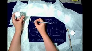 Как сделать надпись на футболке. Роспись футболки