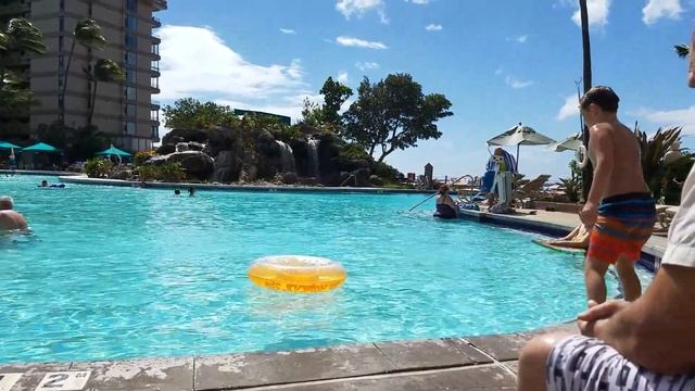 Прыжки в воду через надувную камеру / отдых на Гаваях