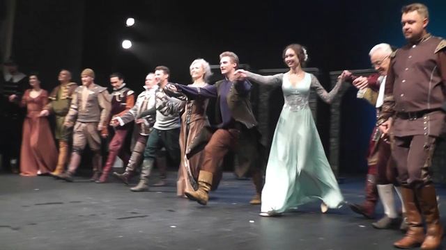 Открытие гастролей театра Лермонтова в Новосибирске. Поклон поспе спектакля 