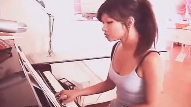 У девочки красивый голос,поет замечательно,до мурашек!