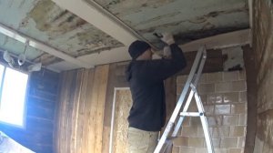 ПОТОЛОК В СТАРОМ ДЕРЕВЯННОМ ДОМЕ.