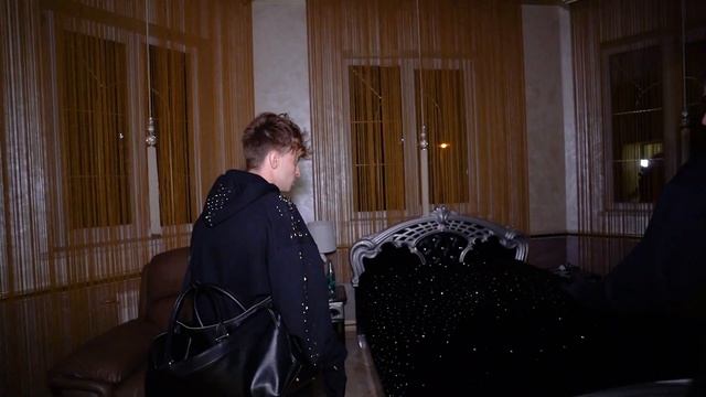 ?ЭКСТРЕМАЛЬЕНОЕ ОГРАБЛЕНИЕ БОГАТОГО ШКОЛЬНИКА! смотреть онлайн