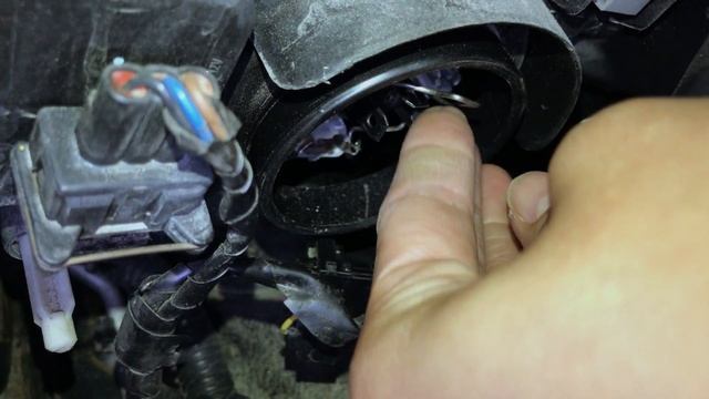 How to change the headlight bulb on a Nissan Note смотреть онлайн